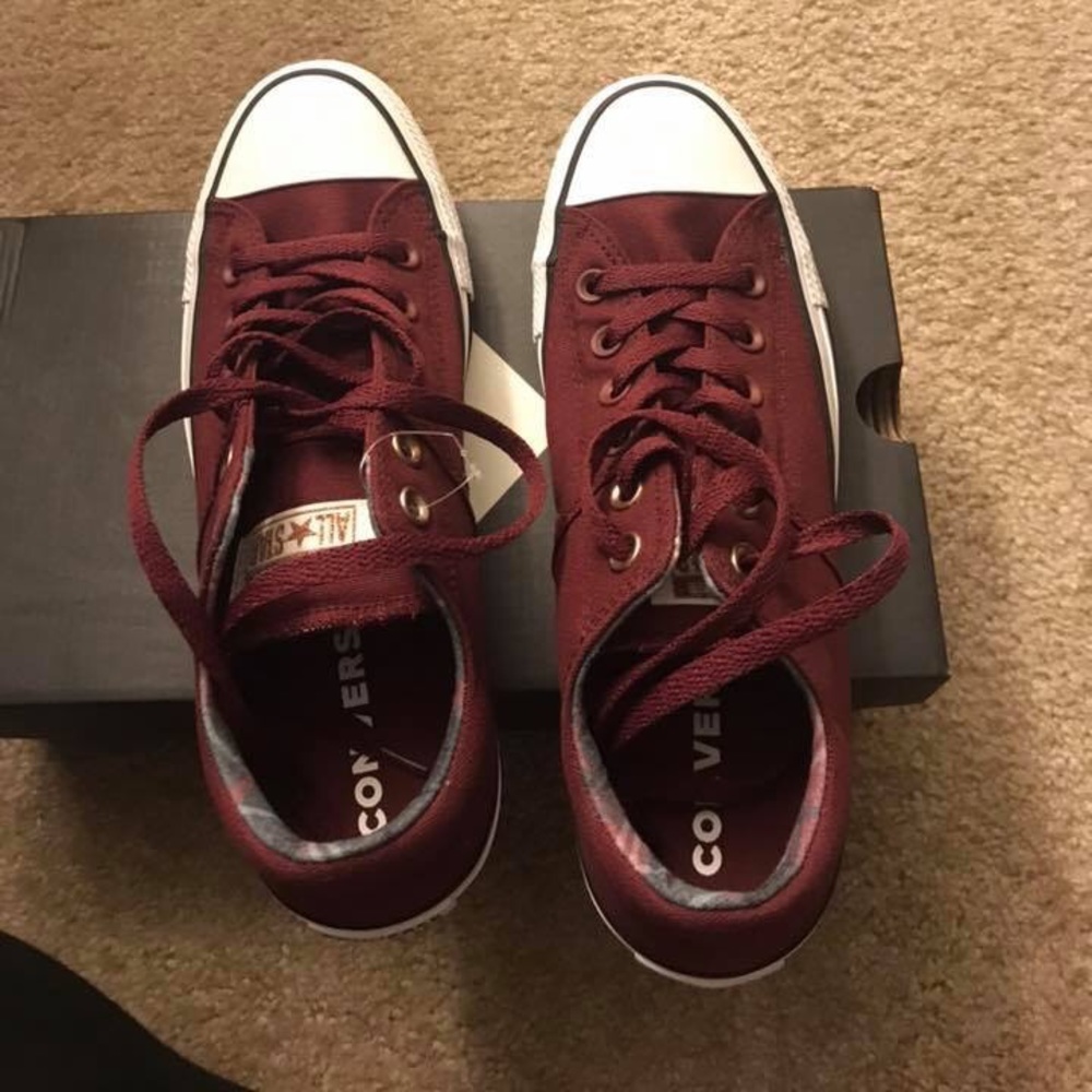 Converse Women’s Sneakers (Burgundy)